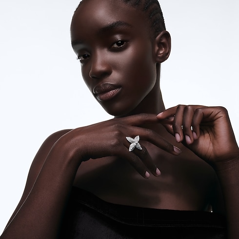 Idylle Blossom Ring, White Gold and Diamonds in Les Extraordinaires's Jewelry Rings collections by Louis Vuitton (Product zoom)