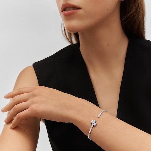 Idylle Blossom Twist Bracelet, White Gold And Diamonds in Jewellery's Categories All Fine Jewellery collections by Louis Vuitton (Product zoom)