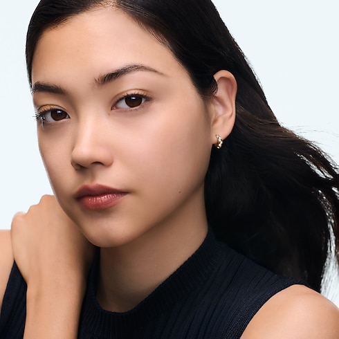 Le Damier de Louis Vuitton Small Hoops, Yellow Gold and Diamonds in Jewellery's Categories Earrings collections by Louis Vuitton (Product zoom)