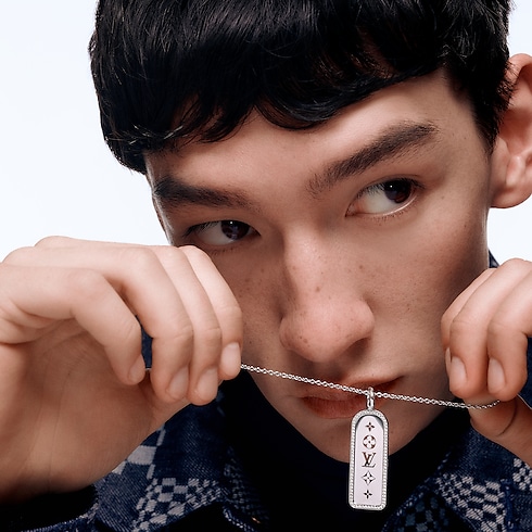 Les Gastons Vuitton Large Tag Pendant, White Gold and Diamonds in Les Extraordinaires's Jewelry Necklaces and Pendants collections by Louis Vuitton (Product zoom)