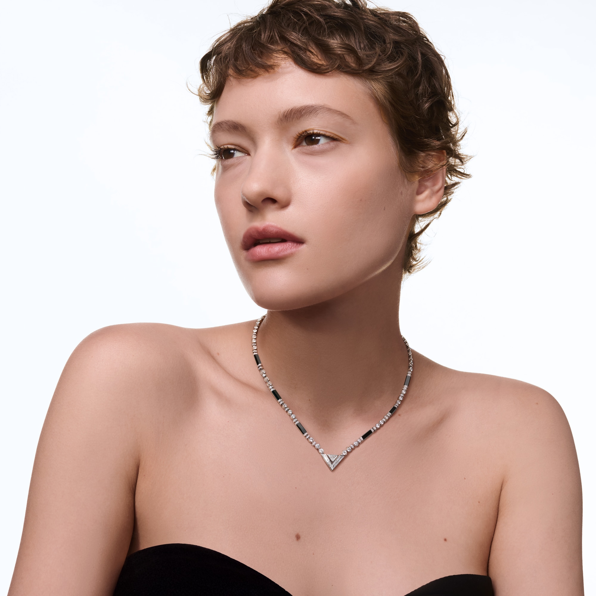 Pure V Necklace, White Gold, Onyx and Diamonds  in Les Extraordinaires