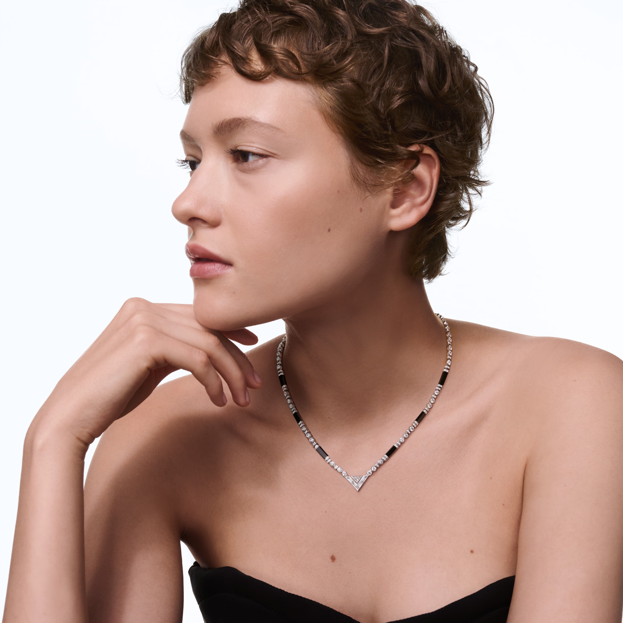 Pure V Necklace, White Gold, Onyx and Diamonds  in Les Extraordinaires