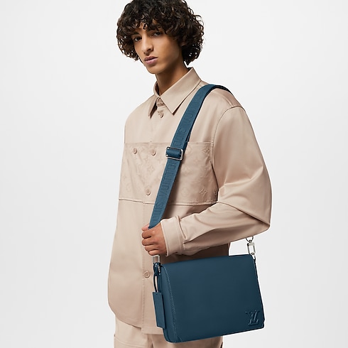 Takeoff Messenger LV Aerogram in New's Holiday Men's Selection collections by Louis Vuitton (Product zoom)