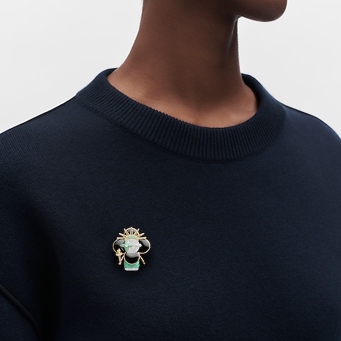 Vivienne Statue Of Liberty, White Gold, Yellow Gold, Lacquer & Diamonds in Jewellery's Categories Necklaces and Pendants collections by Louis Vuitton (Product zoom)