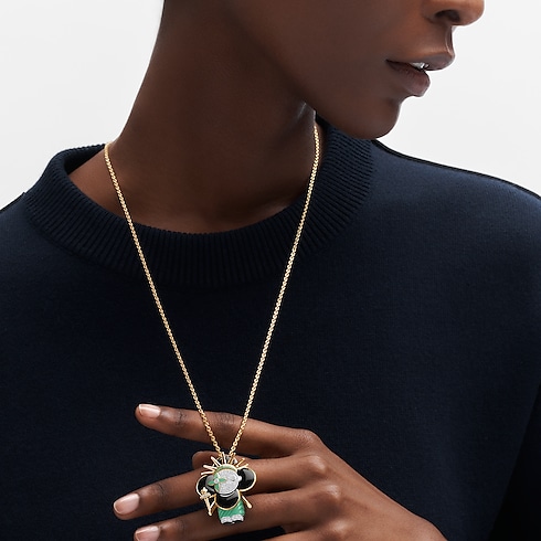 Vivienne Statue Of Liberty, White Gold, Yellow Gold, Lacquer & Diamonds in Jewellery's Categories Necklaces and Pendants collections by Louis Vuitton (Product zoom)